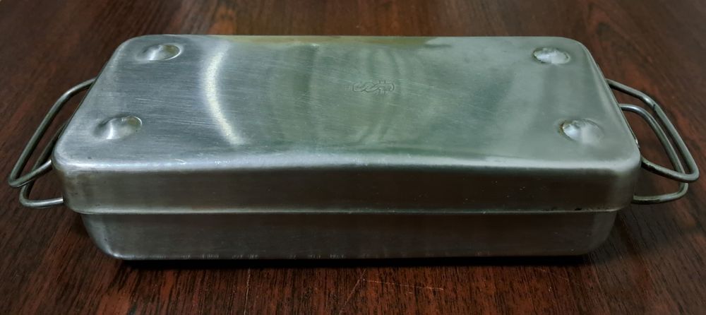 Металевий лоток.