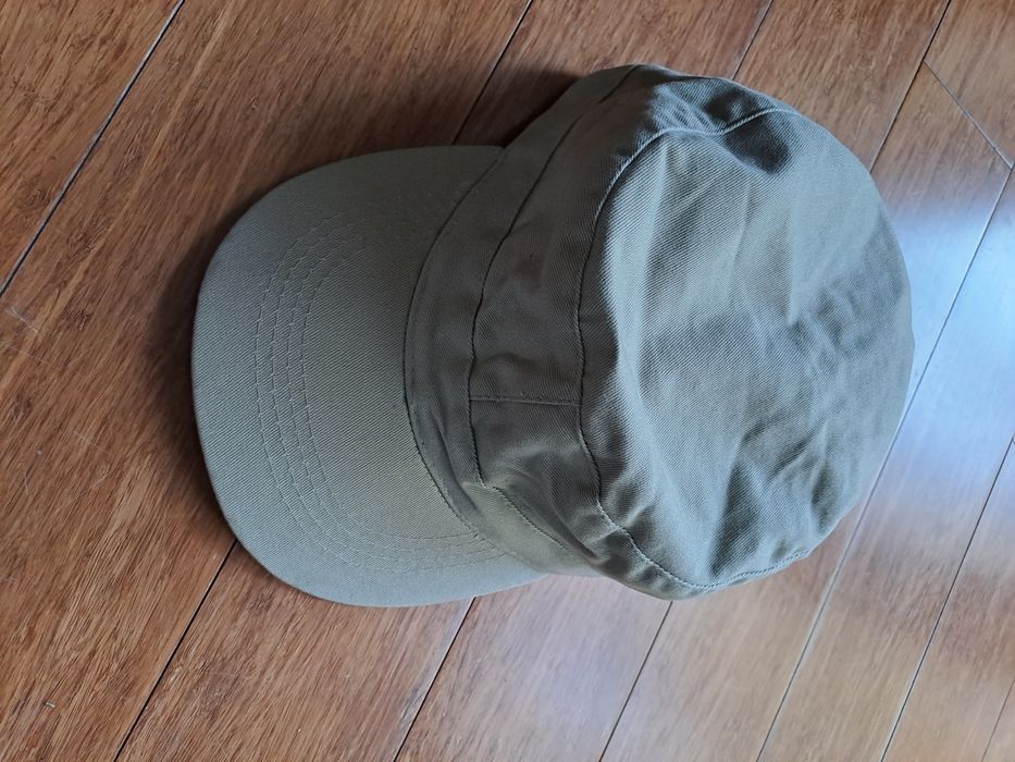 Czapka w kolorze oliwkowym