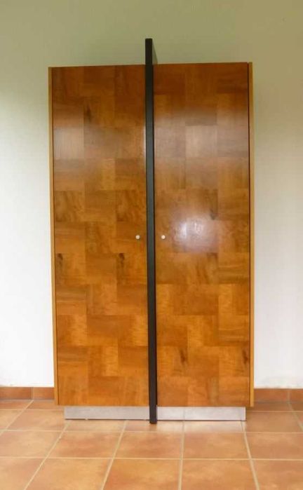 Armario artesanal em pereira-brava, 111,0 x 209,5 x 36,0 cm. Como novo