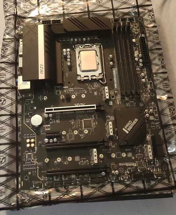 Komputer z procesorem Intel i5-12400f