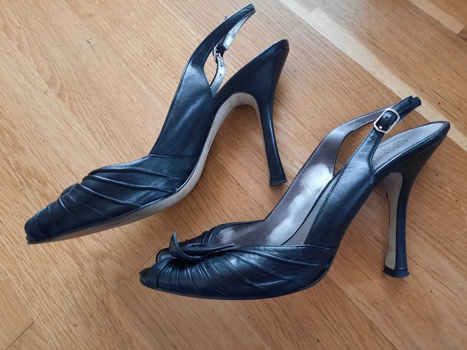 Letnie czarne szpilki Guess