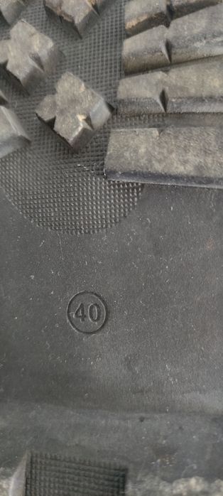 Sapatos envernizados preto e bordeaux