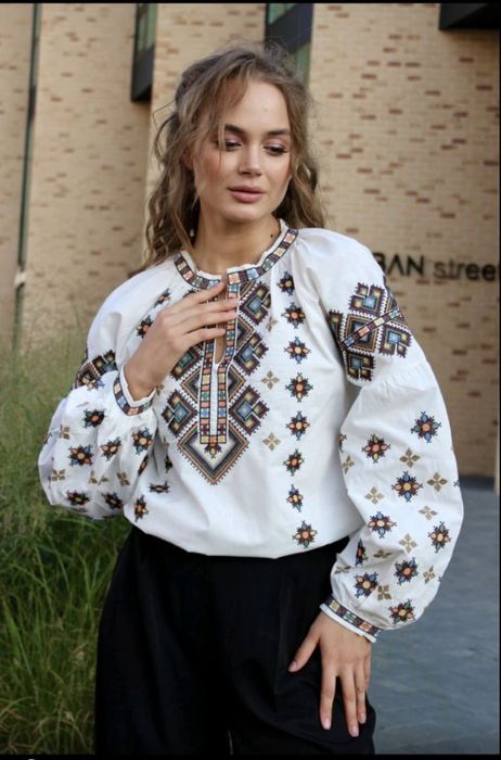 Вишита жіноча сорочка в хрестик, рр 42-56