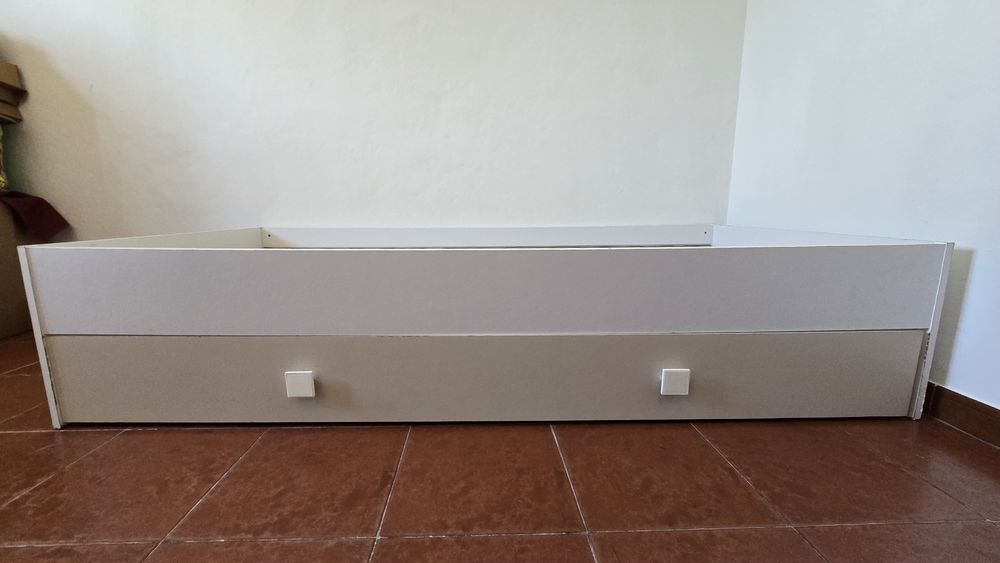 Cama de solteiro com arrumação