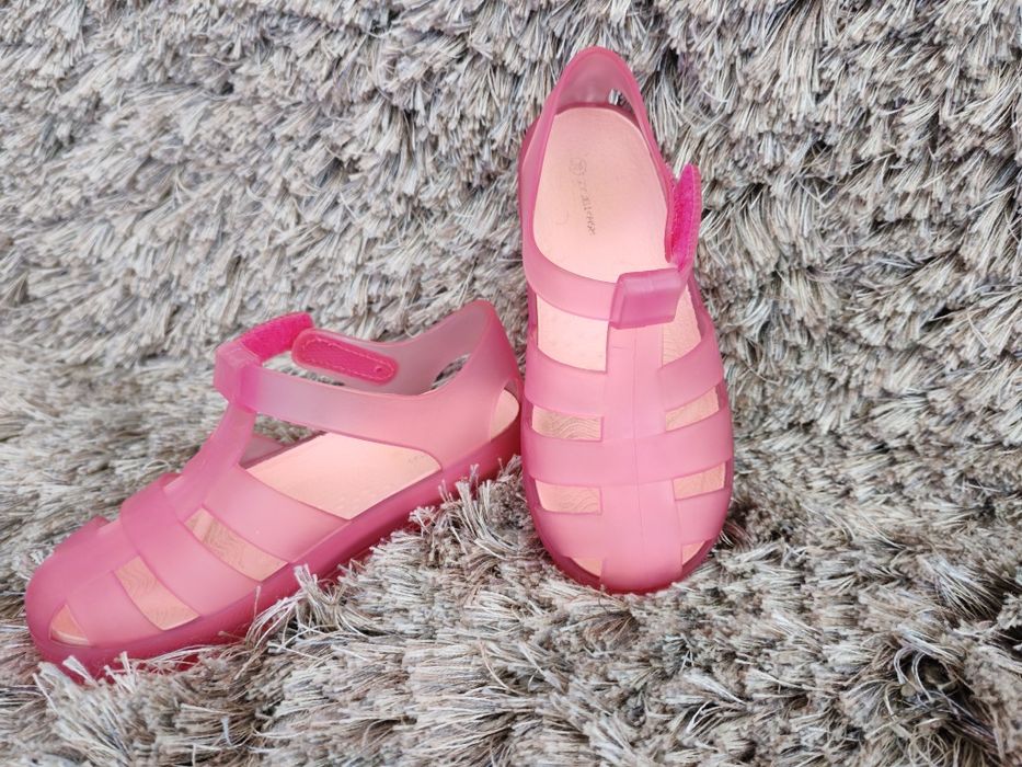 Sandálias de menina cor de rosa