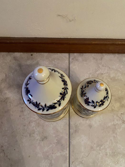 Two decorative items442324630928762881