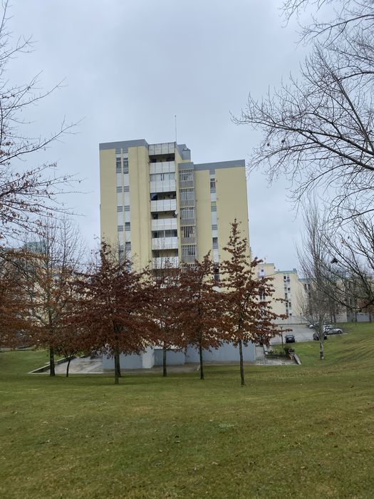 Quarto espaçoso, luminoso e pronto a entrar