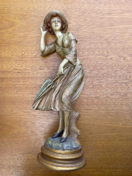 Estatueta Vintage Mulher ao Vento