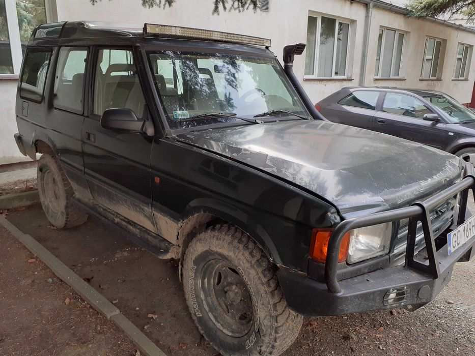 Samochód osobowy Land Rover z 1998.