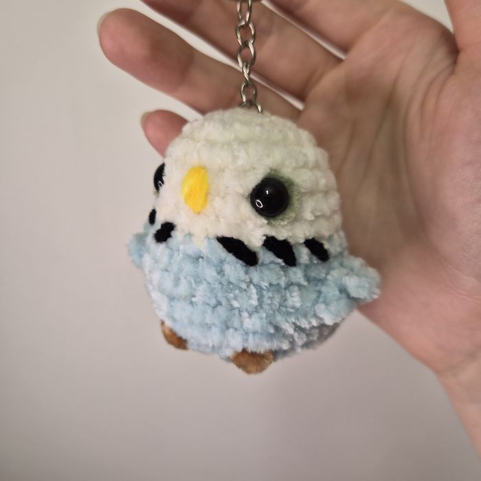Brelok niebiesko-biała  papuga szydełkowanie amigurumi crochet handmad