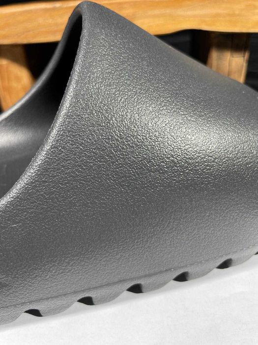 Czarne kapcie Adidas Yeezy 39