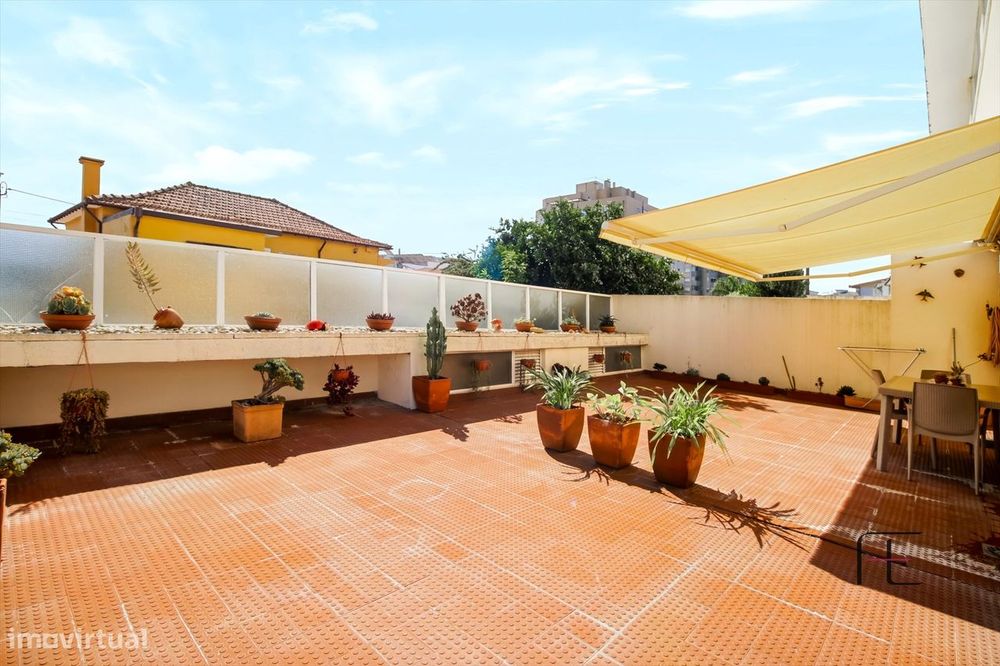 T3+1 com vivência de moradia, garagem fechada e terraço exclusivo de 8
