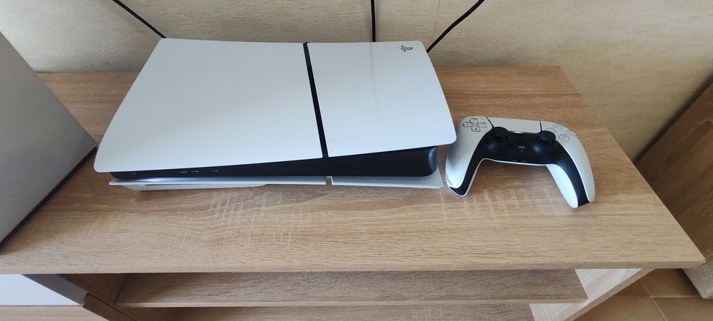Playstation 5 Slim como nova com caixa  e um comando