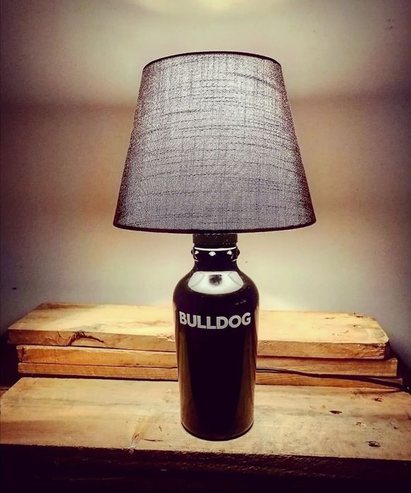 Garrafas Bulldog vazias, transformadas em candeeiros