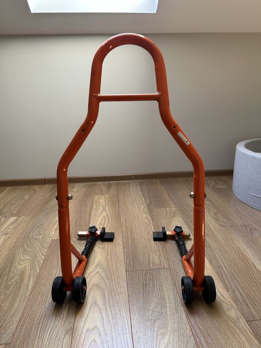 Stojak motocyklowy z uchwytami