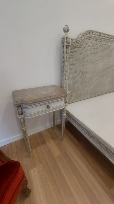 Cama de casal e mesa de cabeceira anos 70