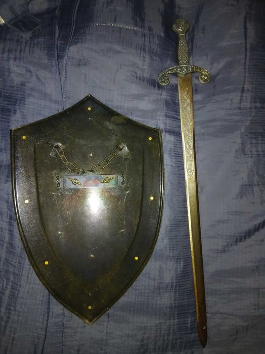 Escudo e espada de pendurar