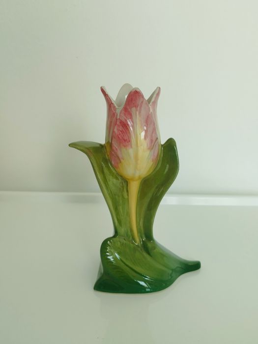Pequeno vaso de porcelana em forma de tulipa