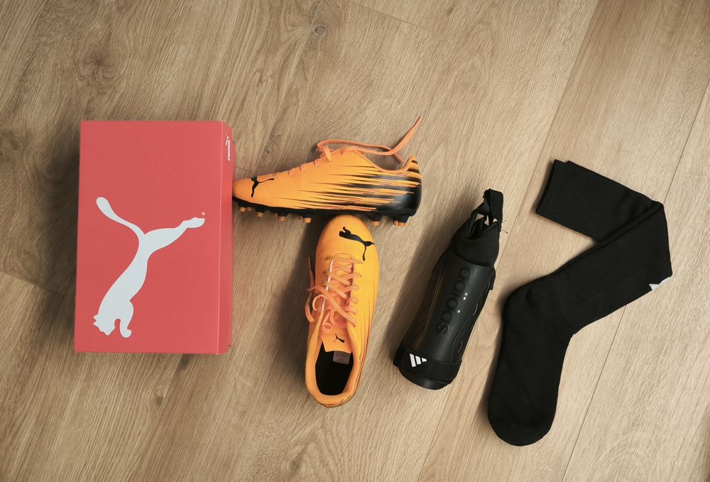 Chuteiras Puma com caneleiras e meias