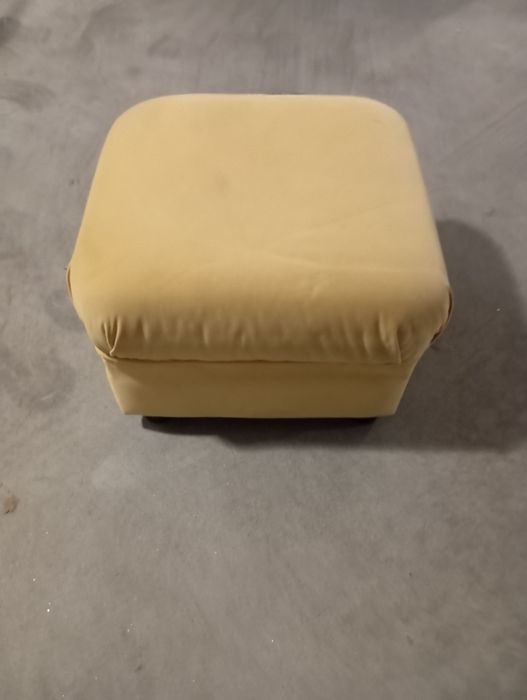 Poof tecido amarelo