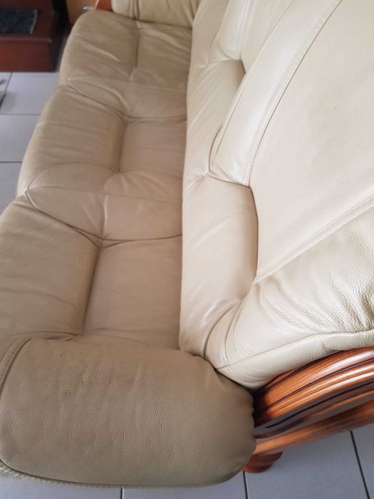 Poltronas e sofá em pele verdadeira