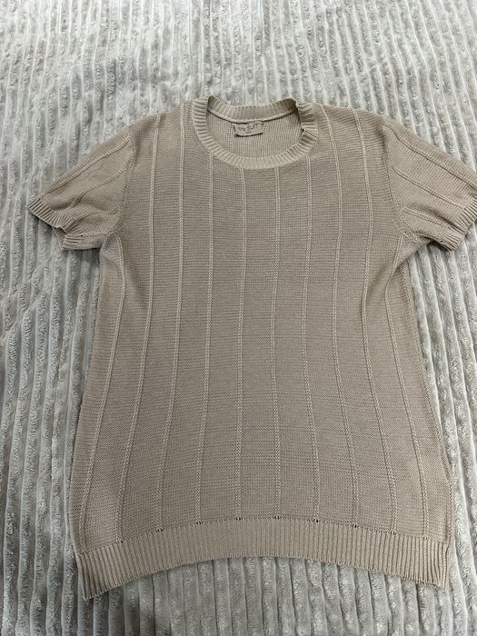 Продам футболку розмір Л нову покупалась за 2200 не підійшов розмір