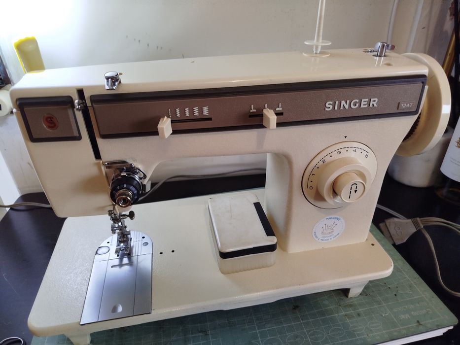 Máquina de costura Singer, ler descrição