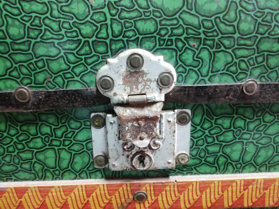 arca antiga em metal e madeira