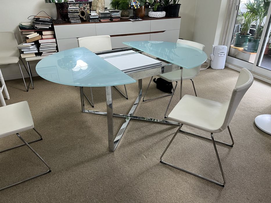 Mesa com tampo de vidro64862806534403123