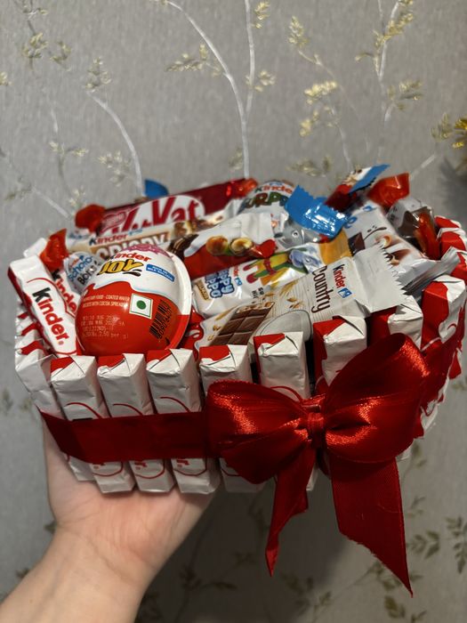 Солодкий подарунковий бокс Kinder & KitKat | Подарунок дівчині, дитині