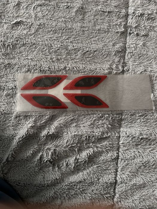 Atocolantes refletores