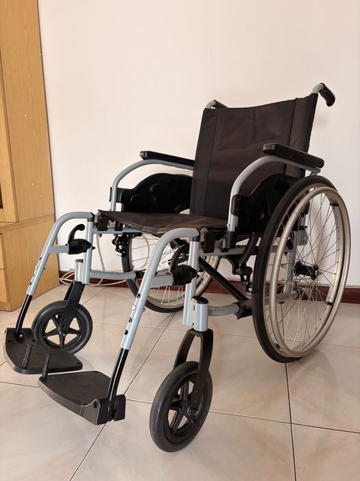 Cadeira de Rodas Invacare em Alumínio – Muito Bom Estado