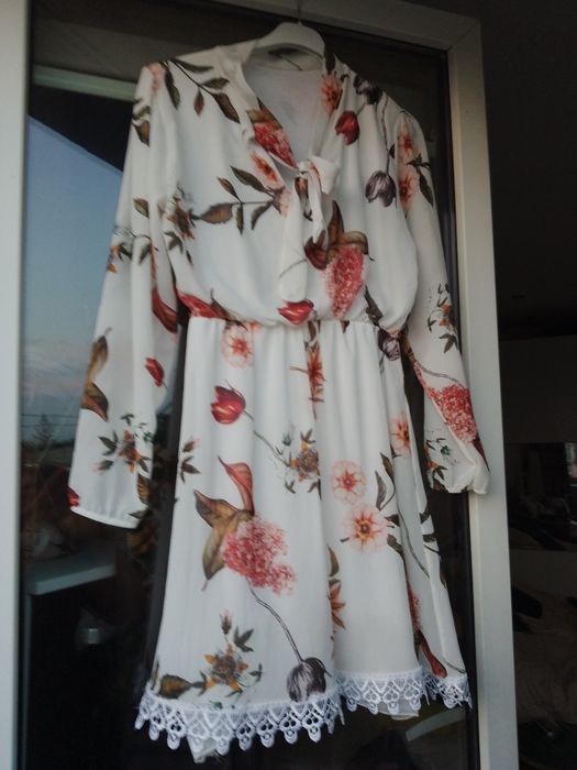 Sukienka z cieniutkiego materiału o pięknym kroju