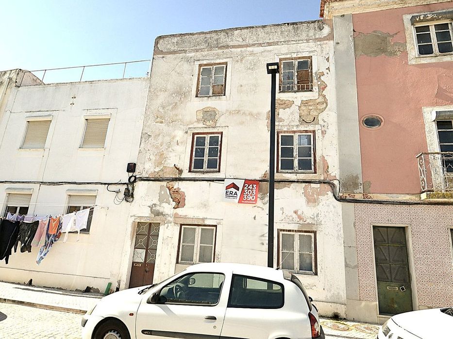Prédio de 3 pisos vendido c/ Projecto Aprovado — União de Freguesias da cidade de Santarém, Santarém