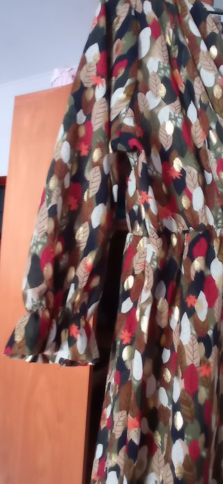 Vendo vestido curto em tons de outono
