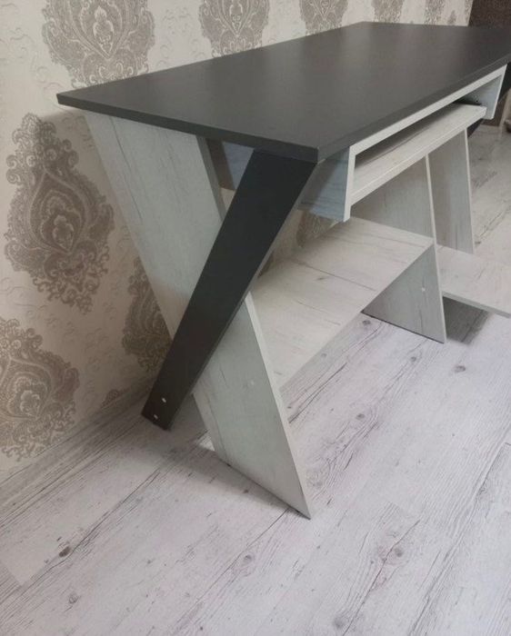 Стіл компʼютерний