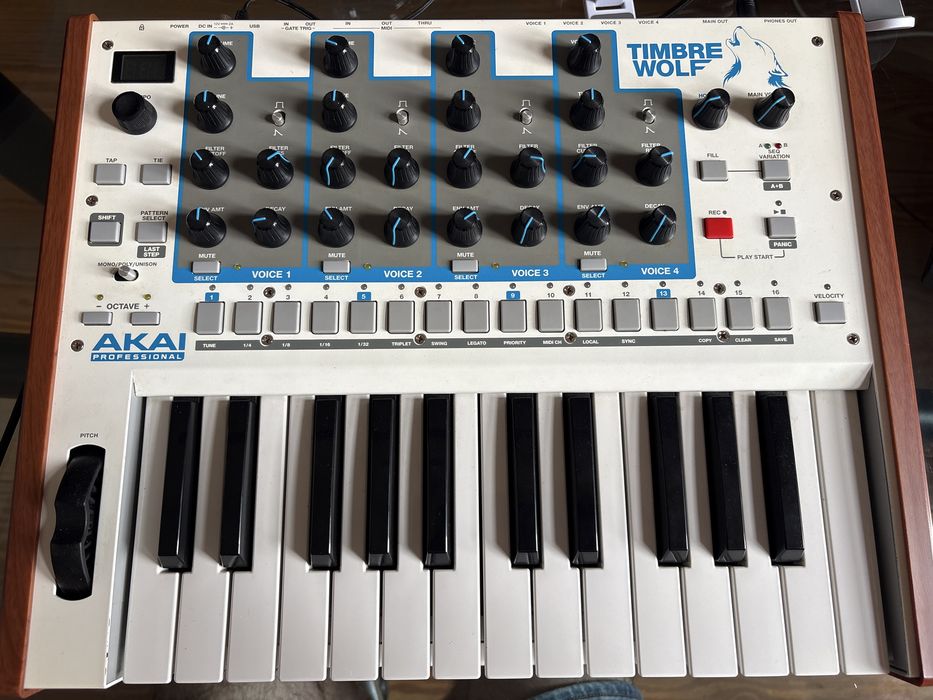 Akai Timber wolf sintetizador