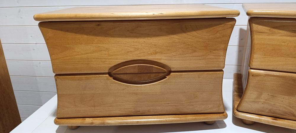 Szafki nocne z litego drewna.