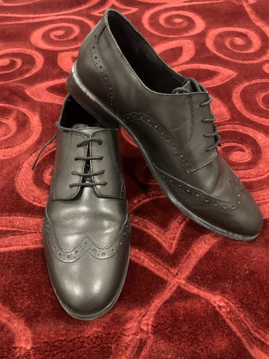 Sapatos pretos rasos em pele con atacadores