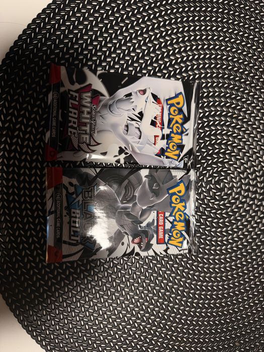 Boostery z kartami Pokemon