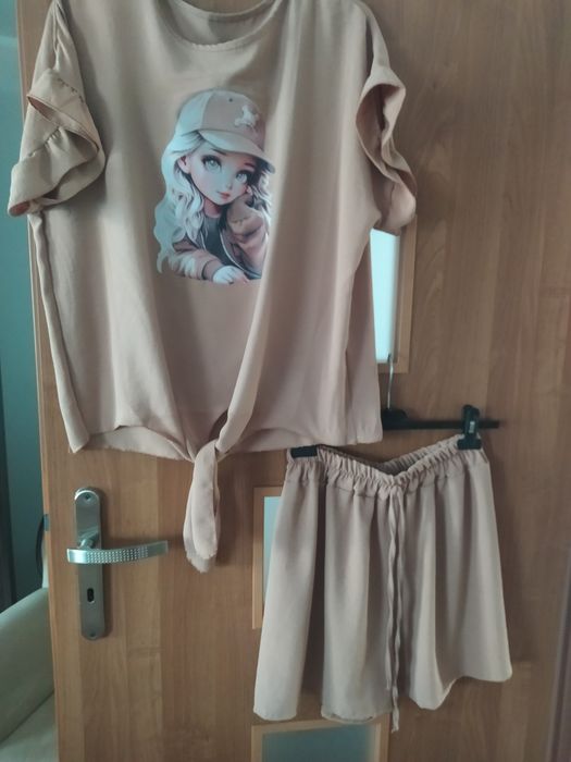 Przewiewny komplet z nadrukiem na koszulce