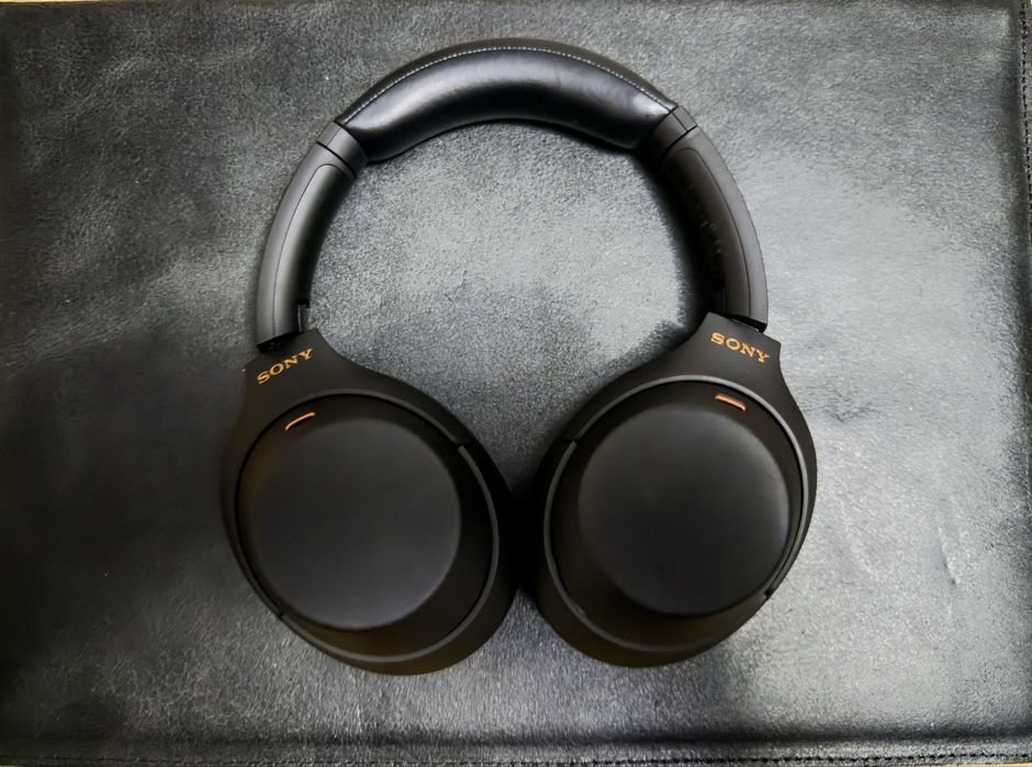 Sony WH-1000XM4 pretos — com estojo e acessórios