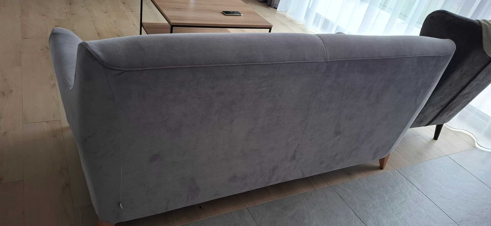 Sofa szara na drewnianych nóżkach