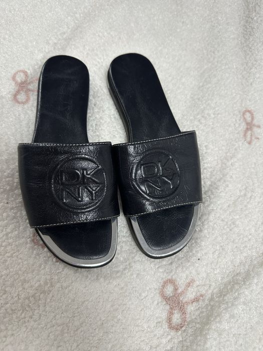 Шкіряні шльопки DKNY