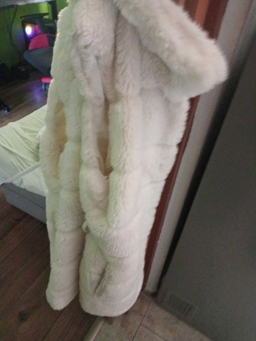 Biała alpaka ze sztucznego futra