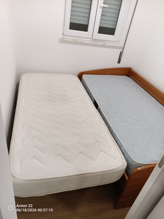 Cama dupla, que está incluido 2 colchões