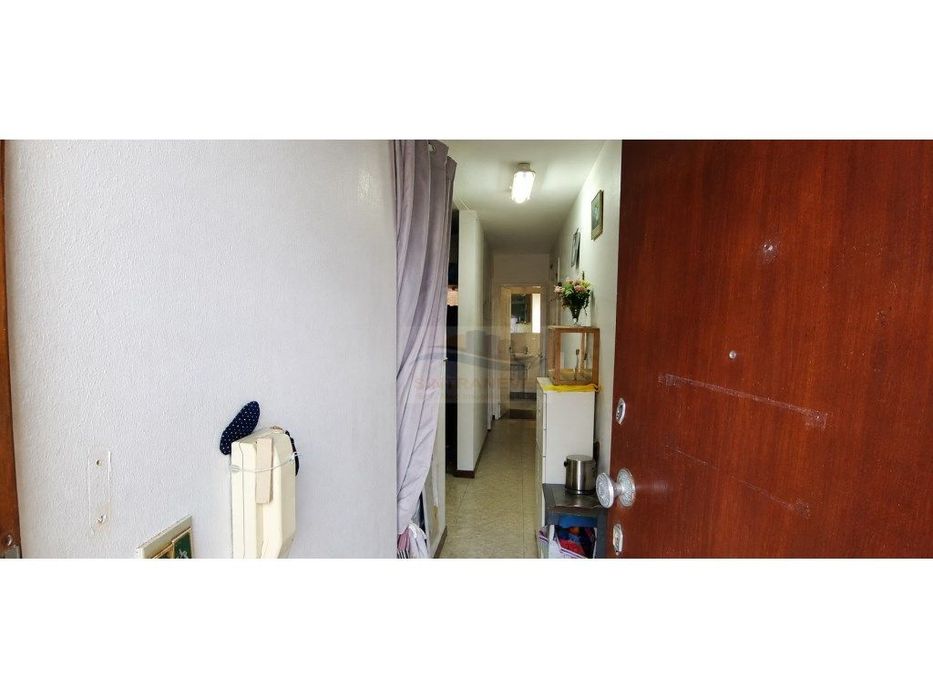 T2 Apartment with Excellent Potential in Santo António dos Cavaleiros