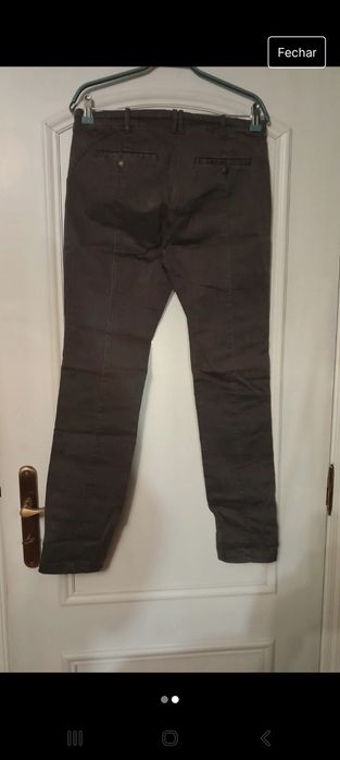 Calças elásticas com botões em baixo nas pernas