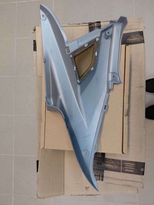 Prawa osłona boczna Yamaha Aerox 50  1997-2012  5BRF172100
