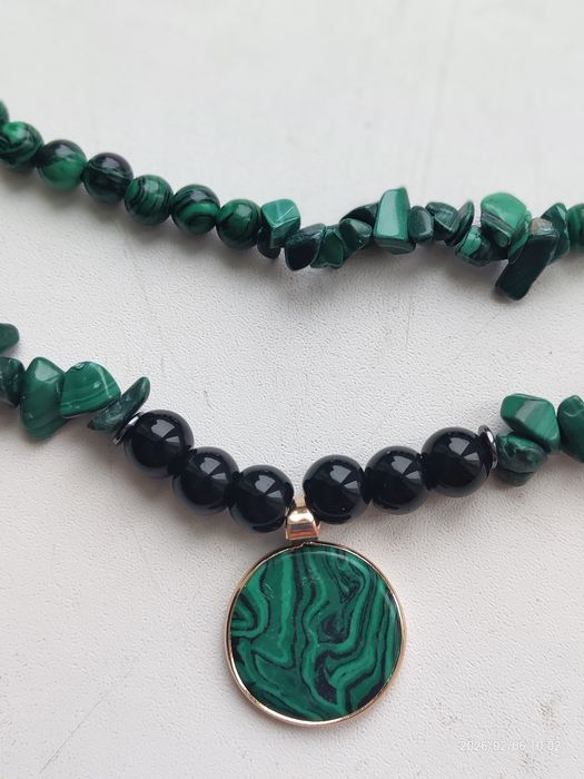 Коралі з каменю малахіту.